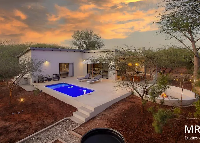 Pillows Luxury Safari Villa, Wood-Fired Hottub, Giraffe-Feeding-Tower, Large Private Pool
