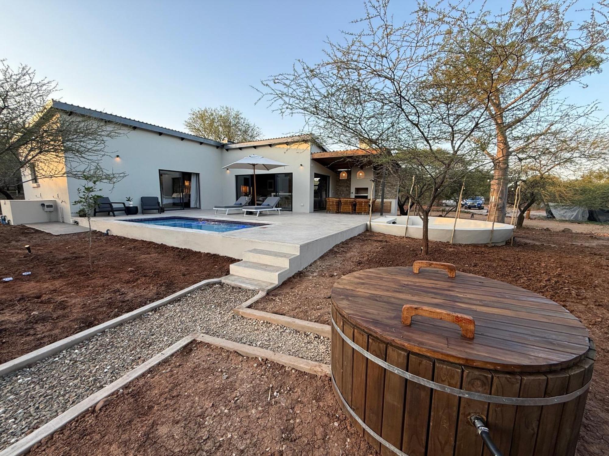 Pillows Luxury Safari Villa, Wood-fired Hottub, Giraffe-feeding-tower, Large Private Pool Villa *