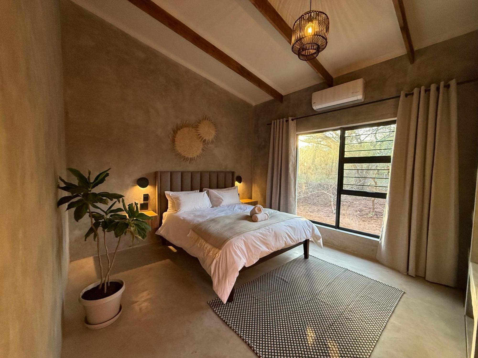 Pillows Luxury Safari Villa, Wood-fired Hottub, Giraffe-feeding-tower, Large Private Pool Villa Marloth Park