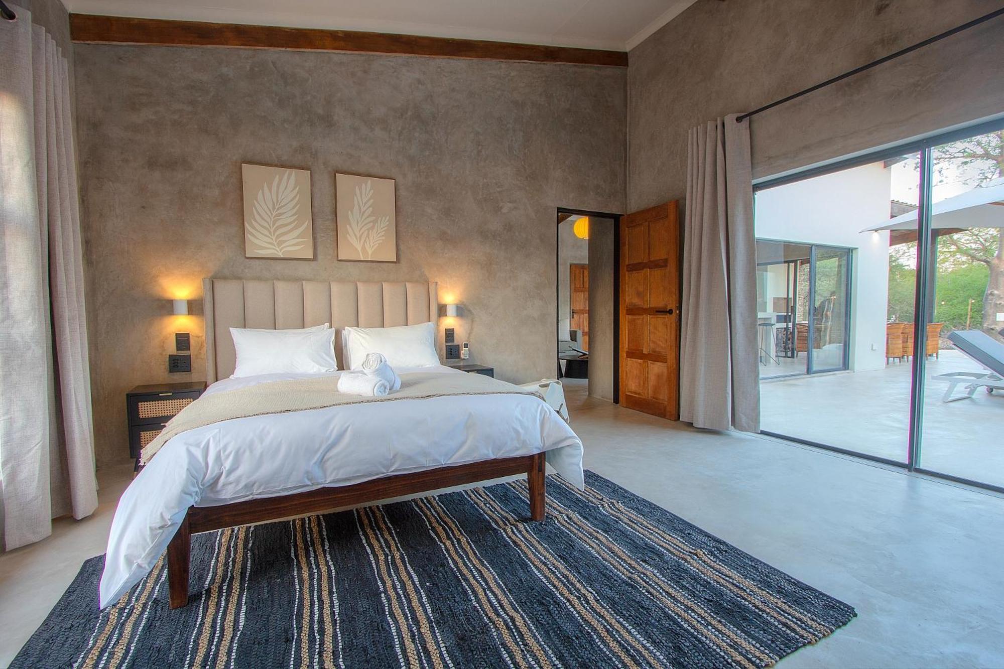 Villa Pillows Luxury Safari Villa, Wood-fired Hottub, Giraffe-feeding-tower, Large Private Pool *