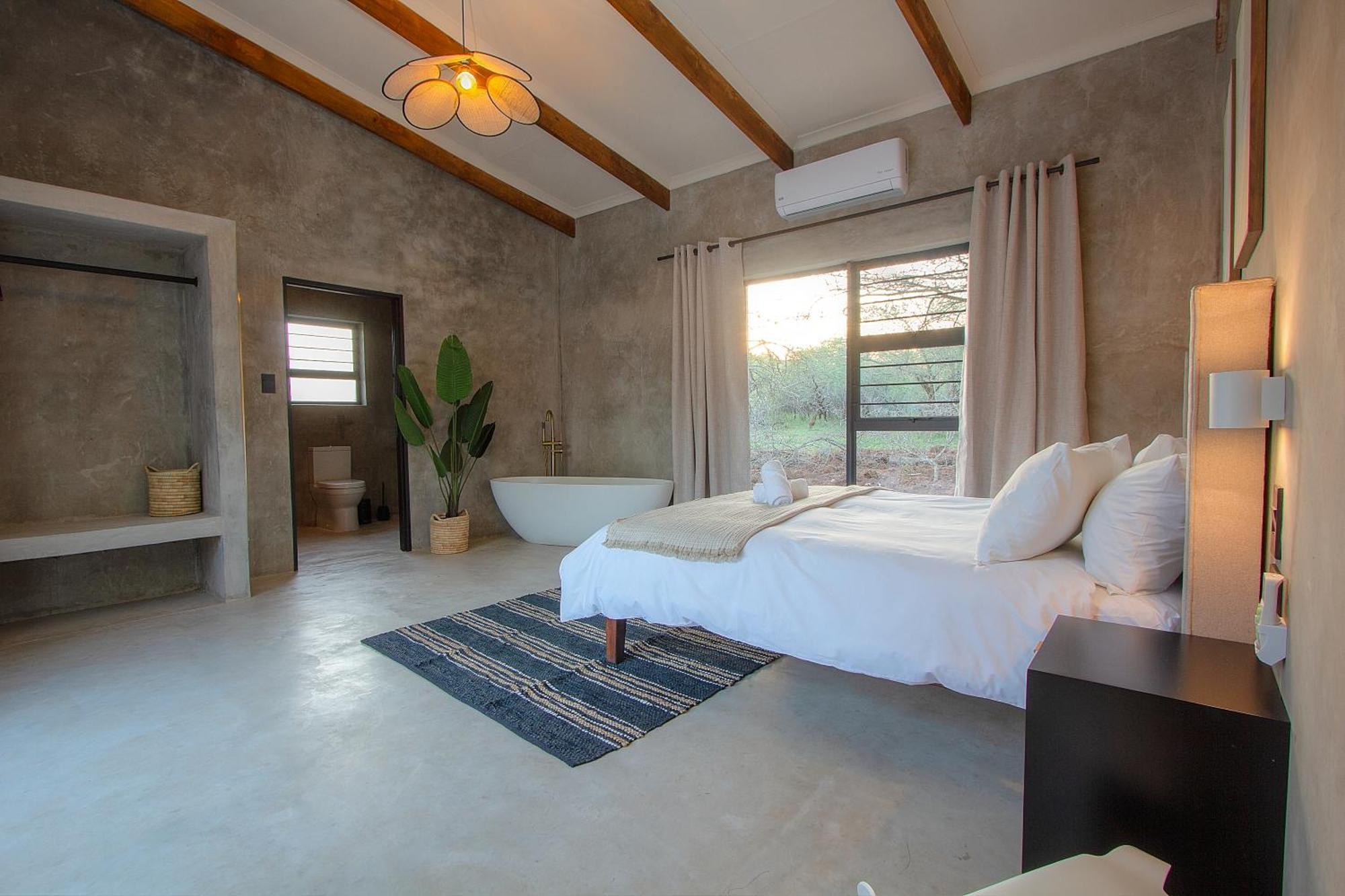 Pillows Luxury Safari Villa, Wood-fired Hottub, Giraffe-feeding-tower, Large Private Pool * Marloth Park
