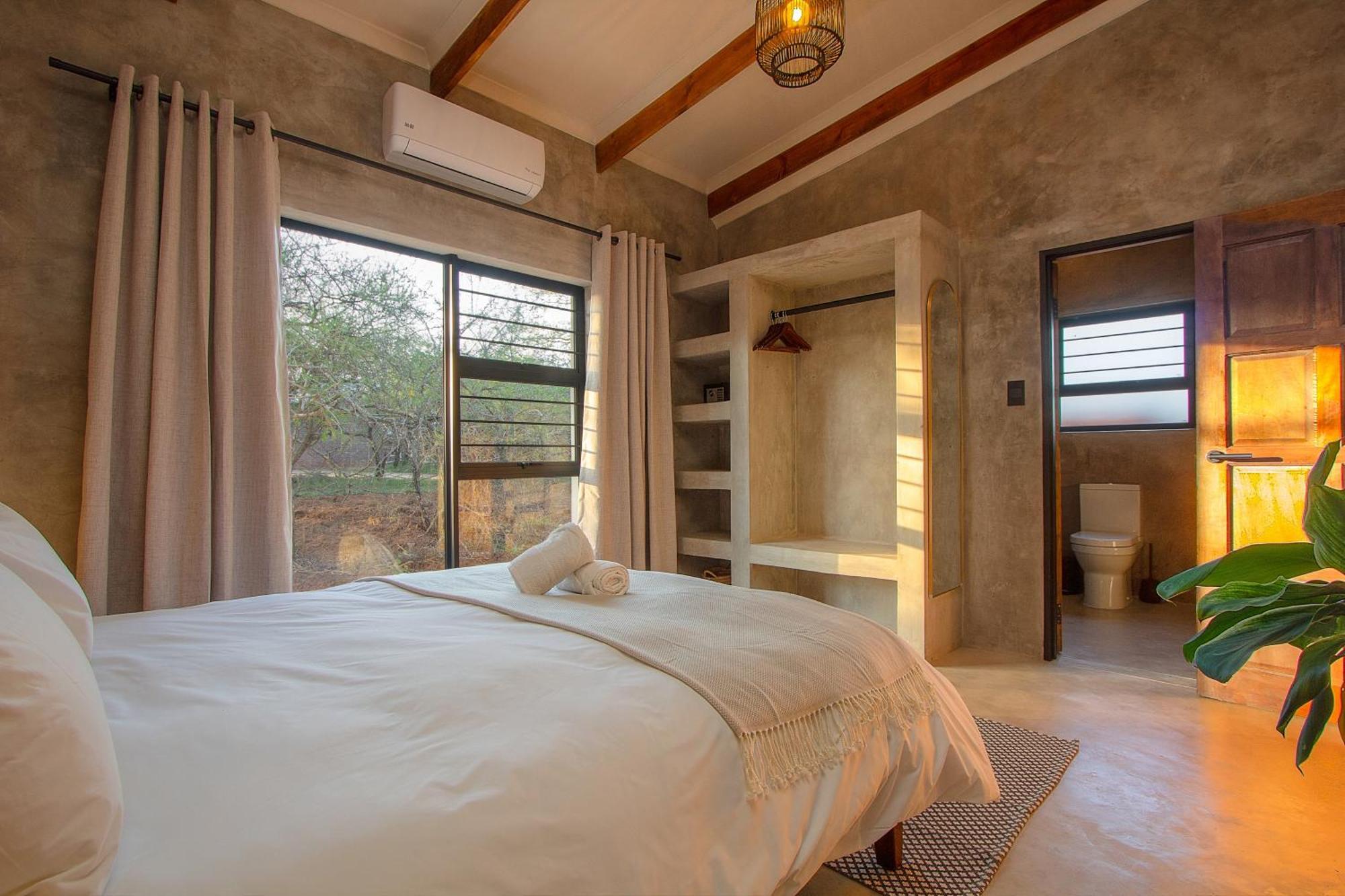 Pillows Luxury Safari Villa, Wood-fired Hottub, Giraffe-feeding-tower, Large Private Pool