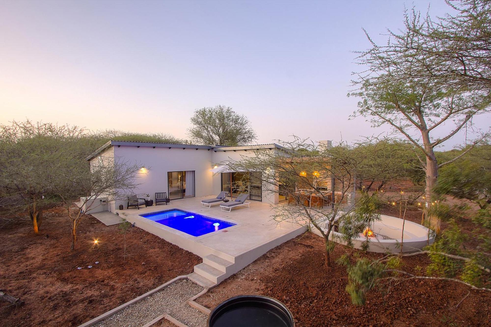 Pillows Luxury Safari Villa, Wood-fired Hottub, Giraffe-feeding-tower, Large Private Pool Villa
