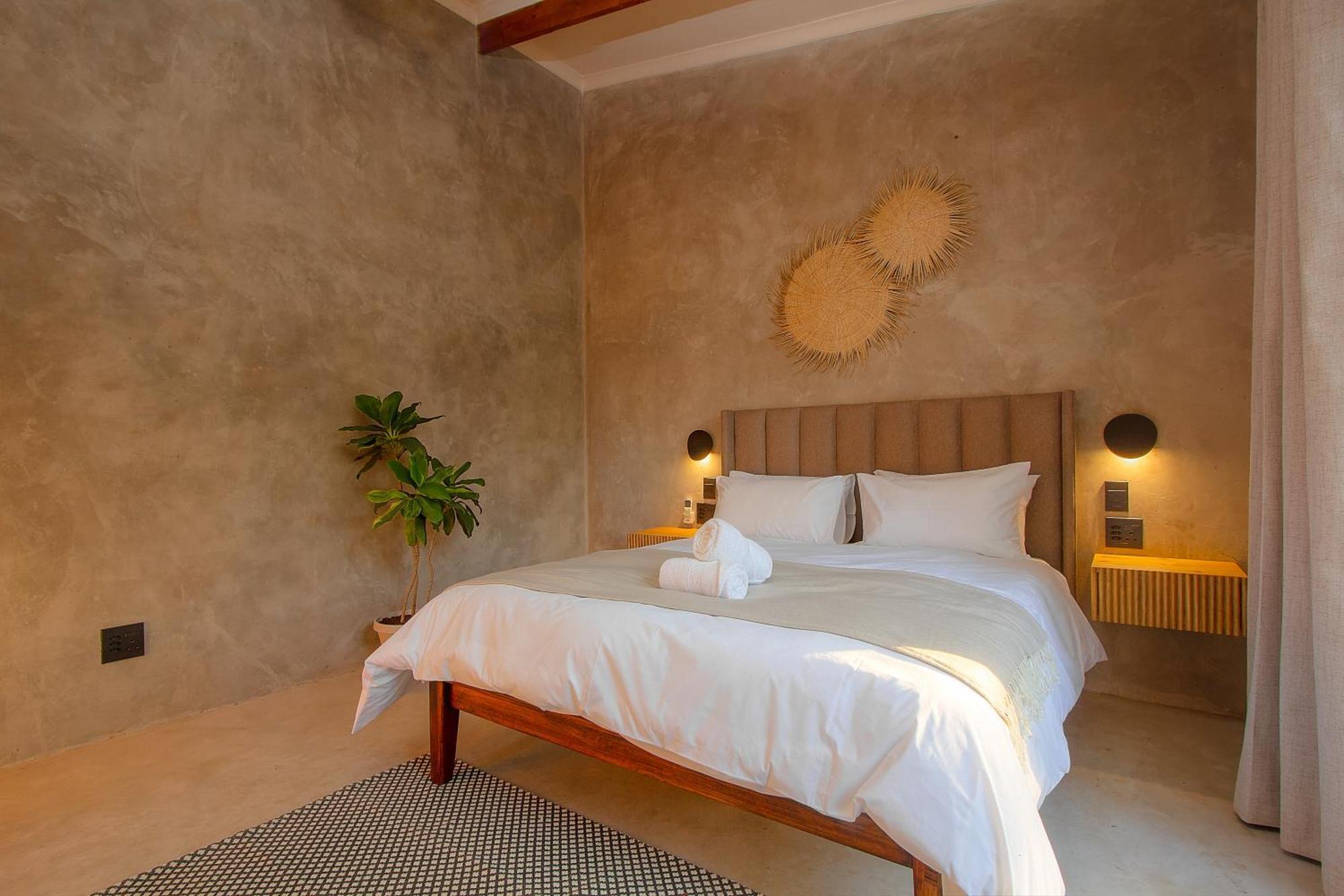 Pillows Luxury Safari Villa, Wood-fired Hottub, Giraffe-feeding-tower, Large Private Pool Marloth Park
