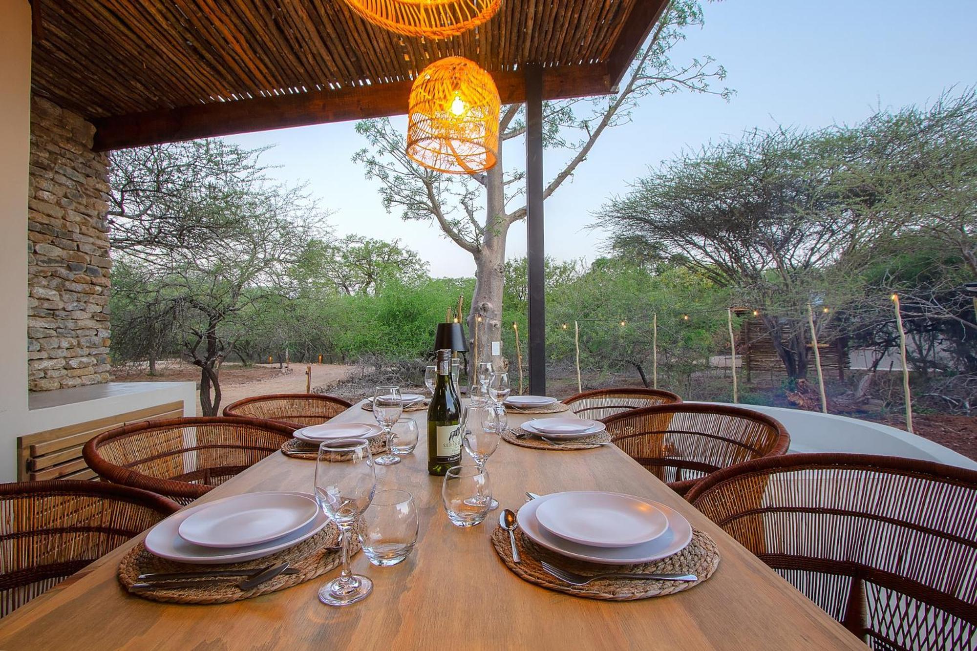 Pillows Luxury Safari Villa, Wood-fired Hottub, Giraffe-feeding-tower, Large Private Pool Villa Marloth Park