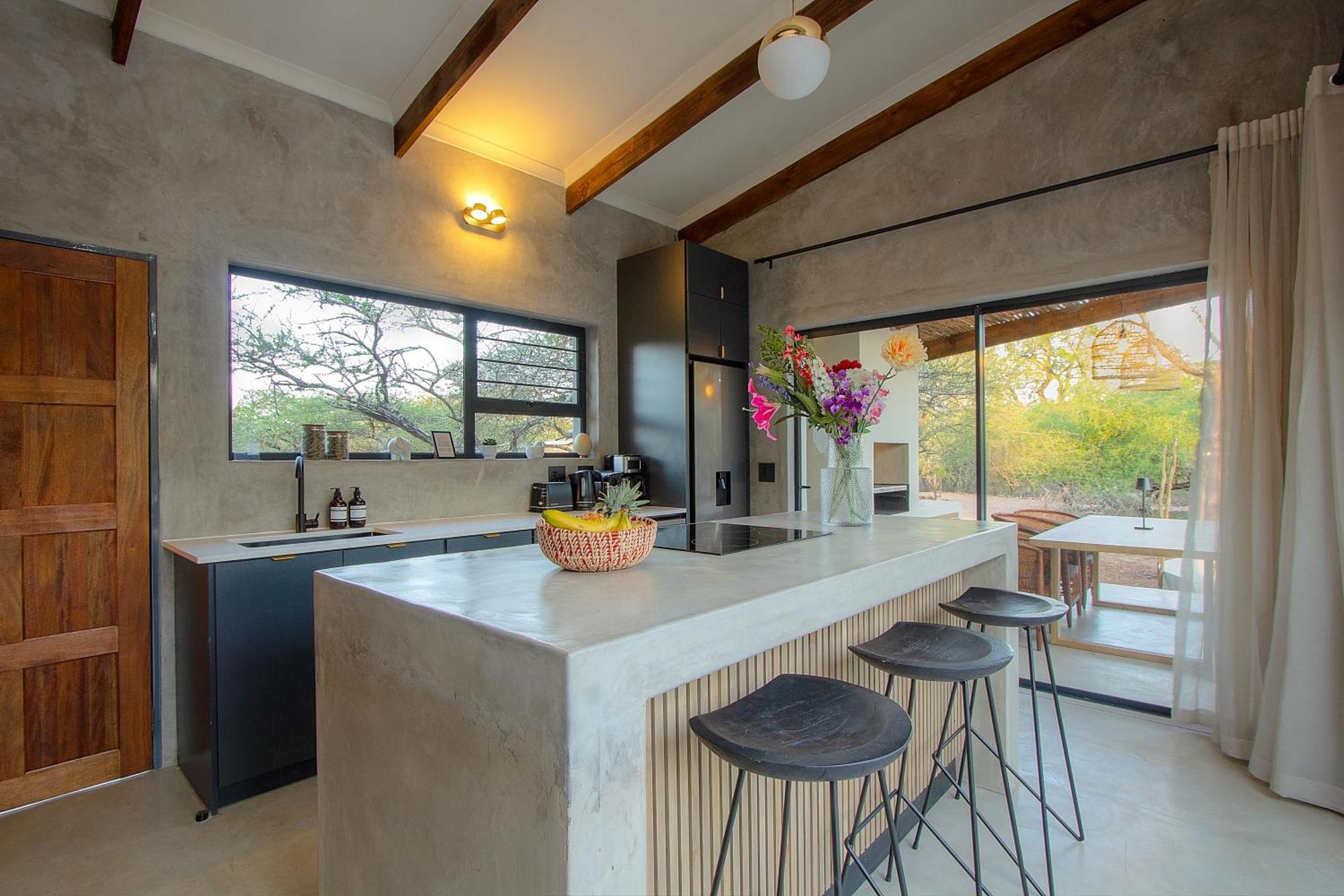 Pillows Luxury Safari Villa, Wood-fired Hottub, Giraffe-feeding-tower, Large Private Pool *