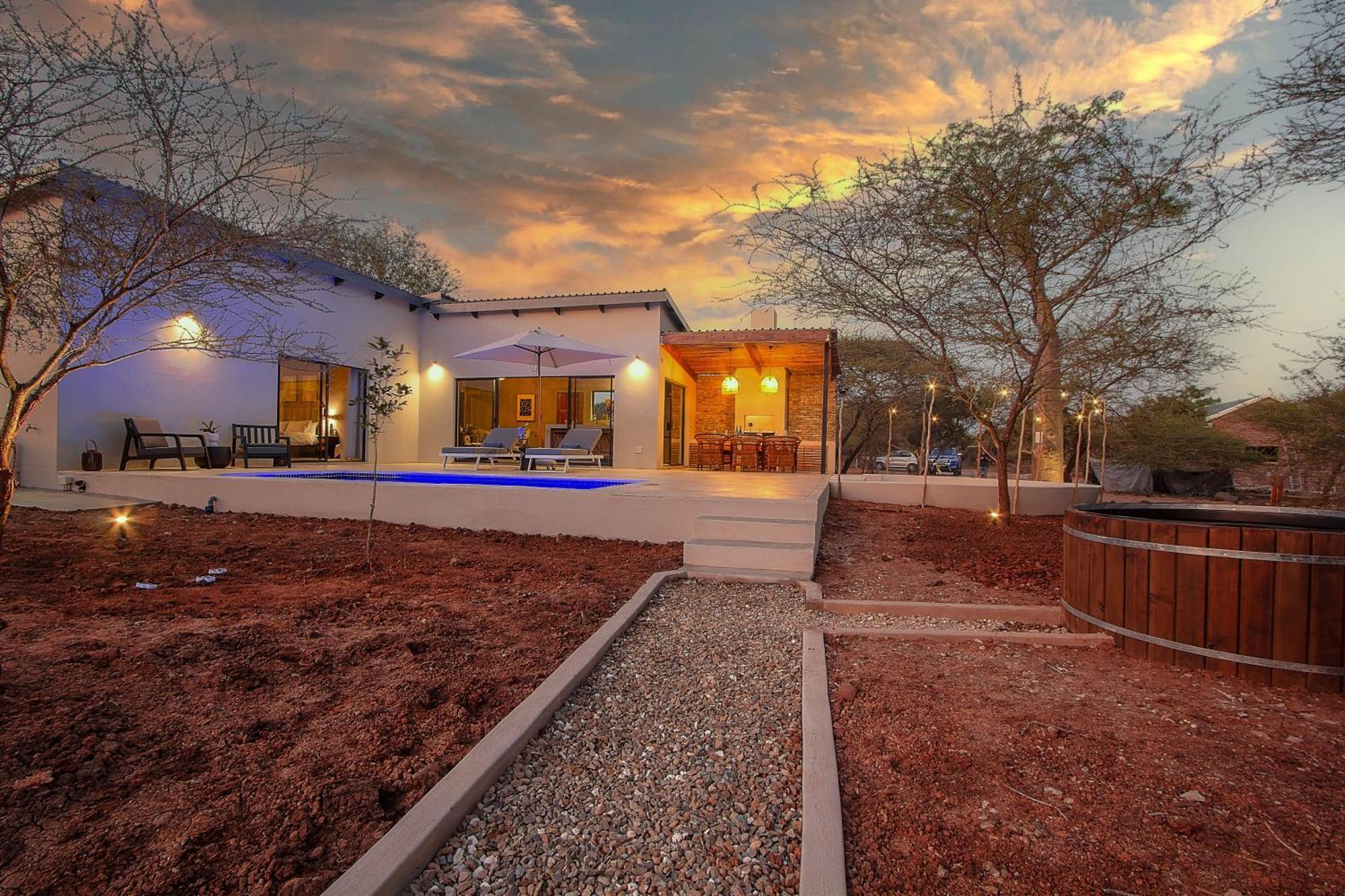 Pillows Luxury Safari Villa, Wood-fired Hottub, Giraffe-feeding-tower, Large Private Pool