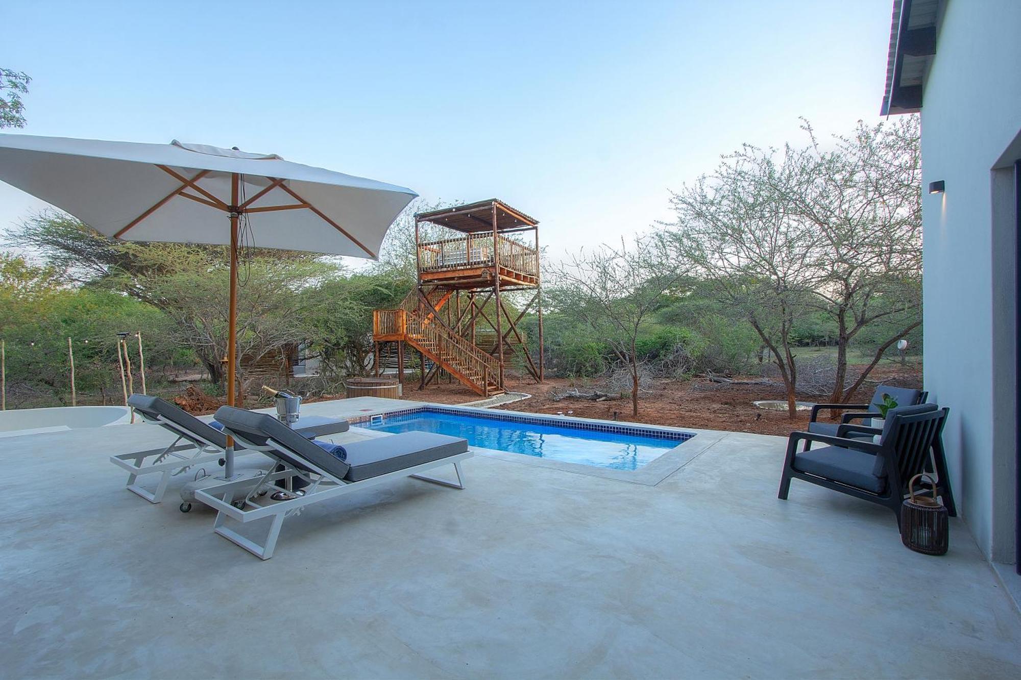 Villa Pillows Luxury Safari Villa, Wood-fired Hottub, Giraffe-feeding-tower, Large Private Pool