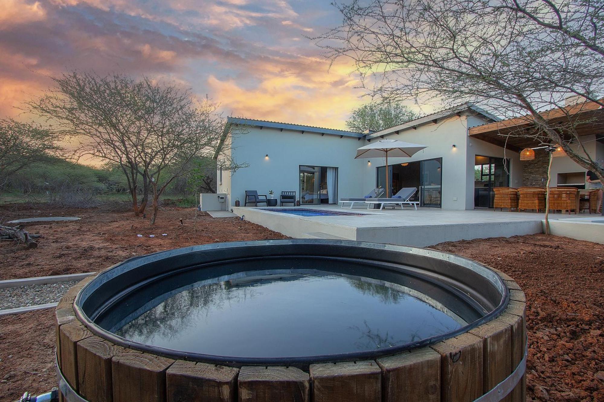 Pillows Luxury Safari Villa, Wood-fired Hottub, Giraffe-feeding-tower, Large Private Pool Villa Marloth Park