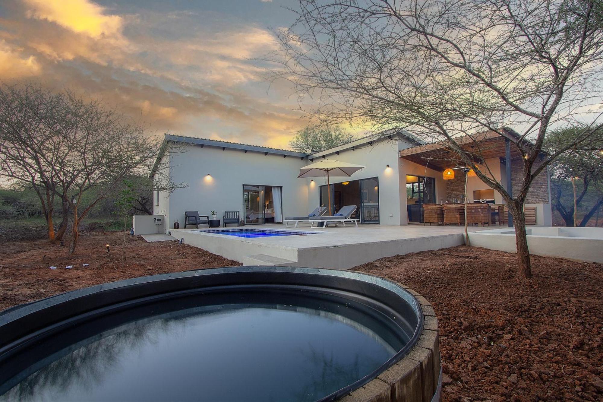 Pillows Luxury Safari Villa, Wood-fired Hottub, Giraffe-feeding-tower, Large Private Pool Villa *