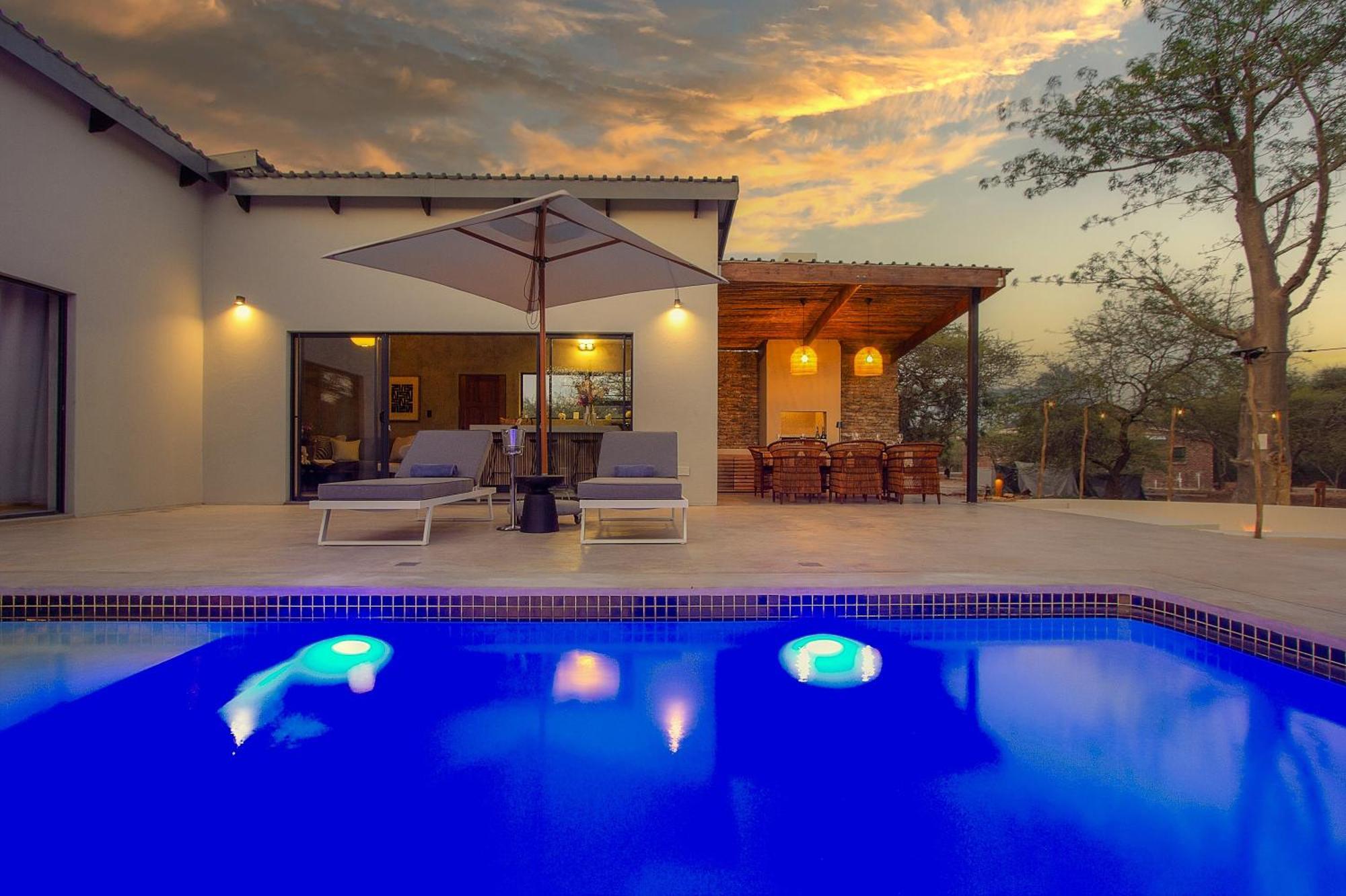 Pillows Luxury Safari Villa, Wood-fired Hottub, Giraffe-feeding-tower, Large Private Pool Villa *