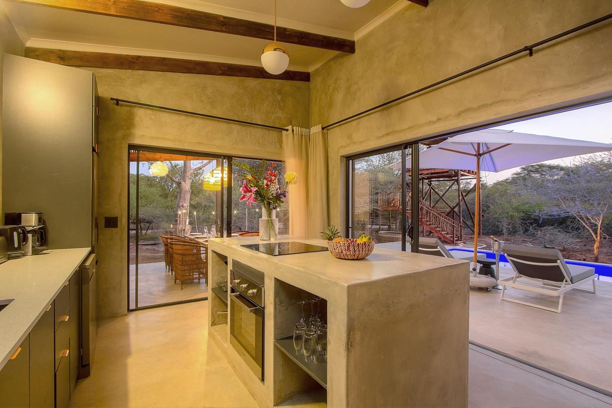 Pillows Luxury Safari Villa, Wood-fired Hottub, Giraffe-feeding-tower, Large Private Pool *