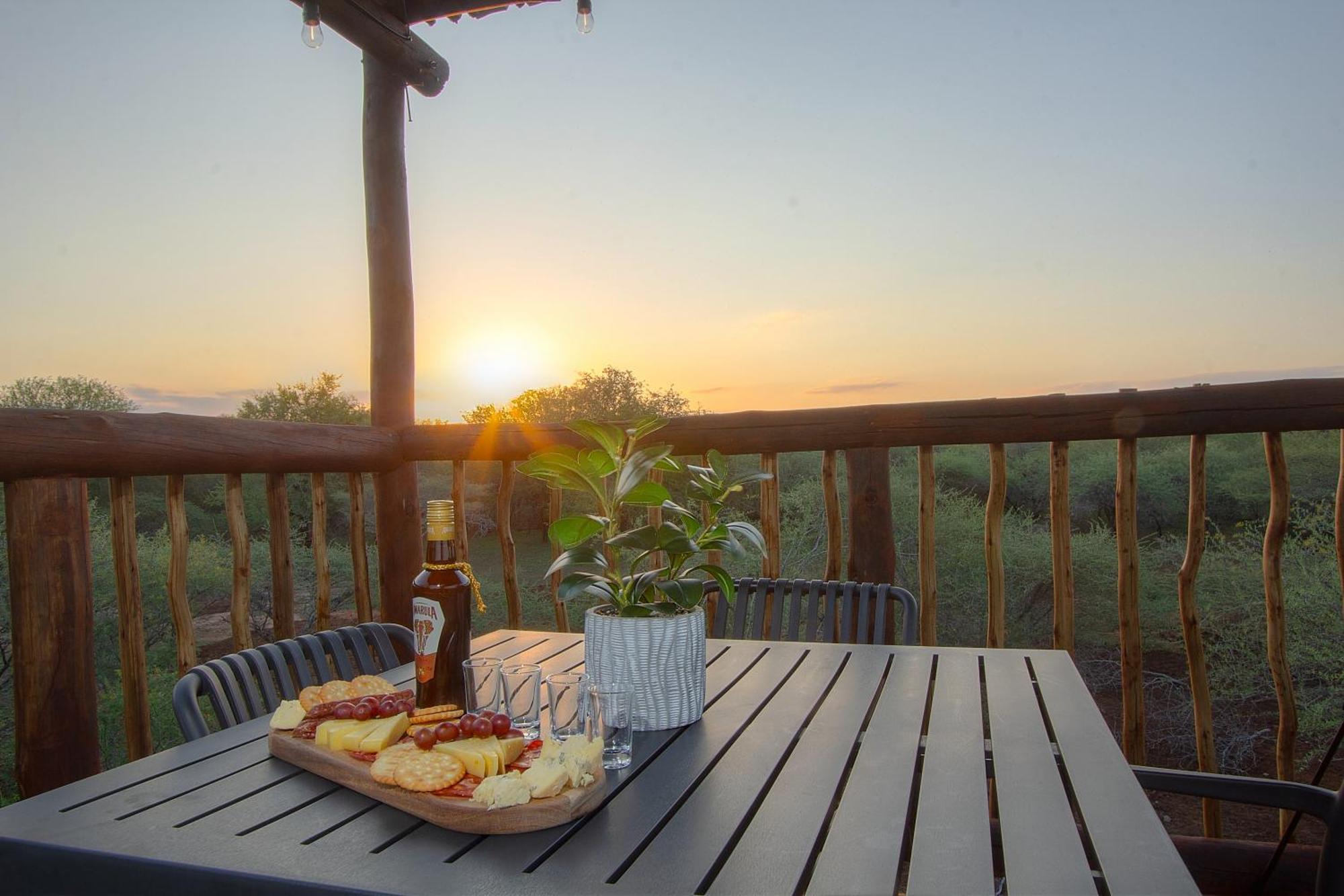 Villa Pillows Luxury Safari Villa, Wood-fired Hottub, Giraffe-feeding-tower, Large Private Pool *
