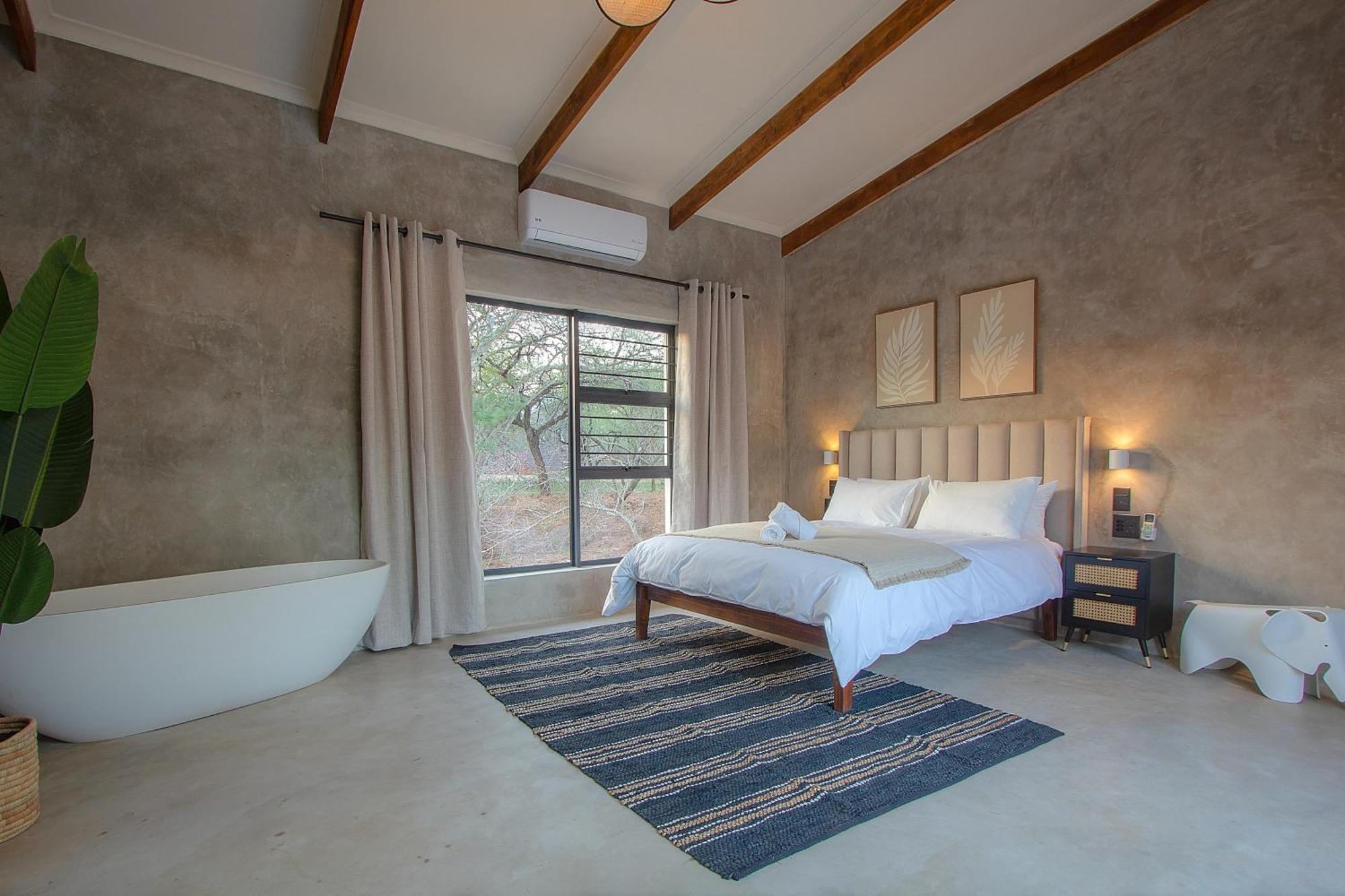Pillows Luxury Safari Villa, Wood-fired Hottub, Giraffe-feeding-tower, Large Private Pool Villa *